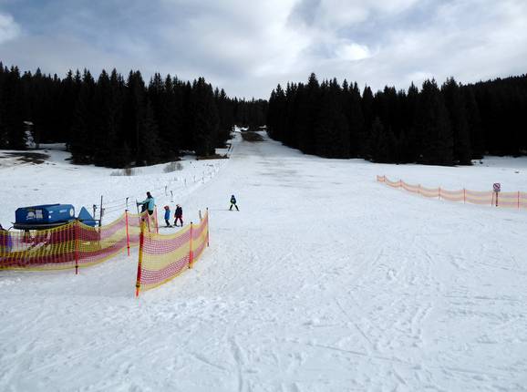 Leichte Abfahrt im Skigebiet Igman